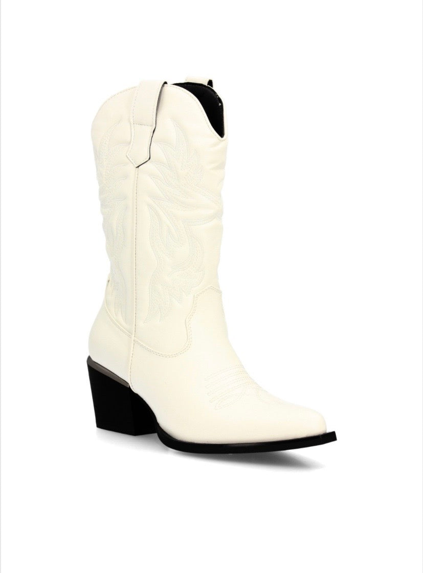 BOTAS COWBOY TACÓN Disponibles en 2 colores.