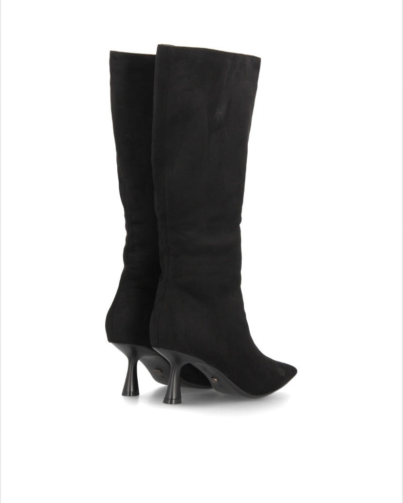 BOTAS ALTAS PUNTA    Disponible en 2 colores.