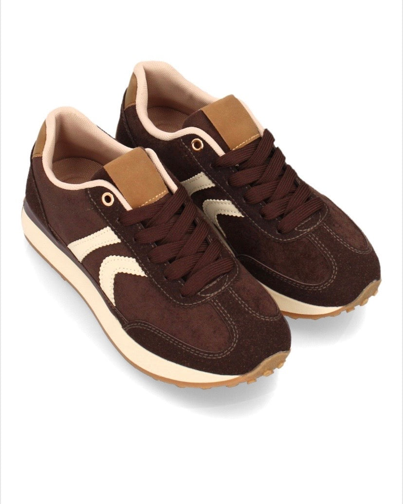 ZAPATILLAS RETRO Disponibles en 2 colores.