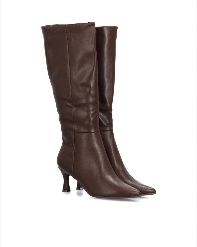BOTAS TACÓN FINO Disponibles en 2 colores.