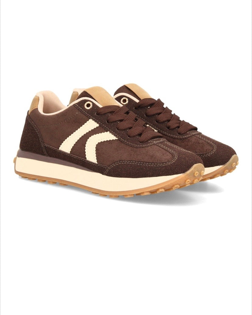 ZAPATILLAS RETRO Disponibles en 2 colores.