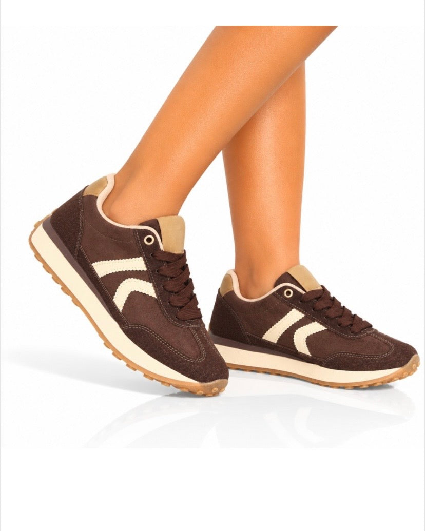 ZAPATILLAS RETRO Disponibles en 2 colores.
