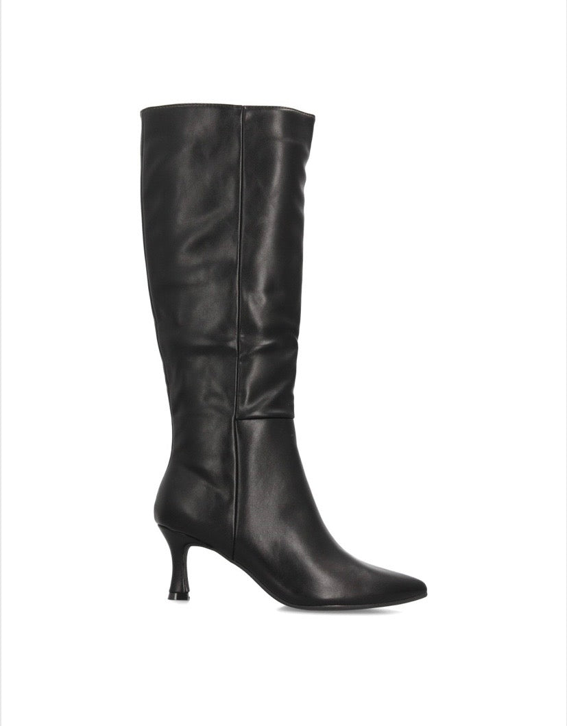BOTAS TACÓN FINO Disponibles en 2 colores.