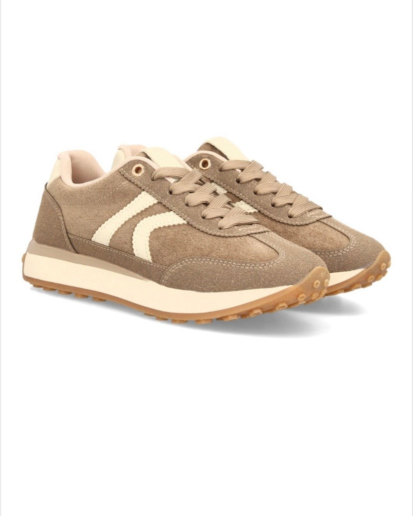 ZAPATILLAS RETRO Disponibles en 2 colores.