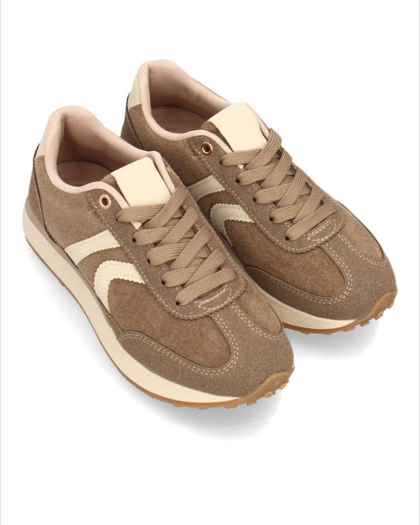 ZAPATILLAS RETRO Disponibles en 2 colores.