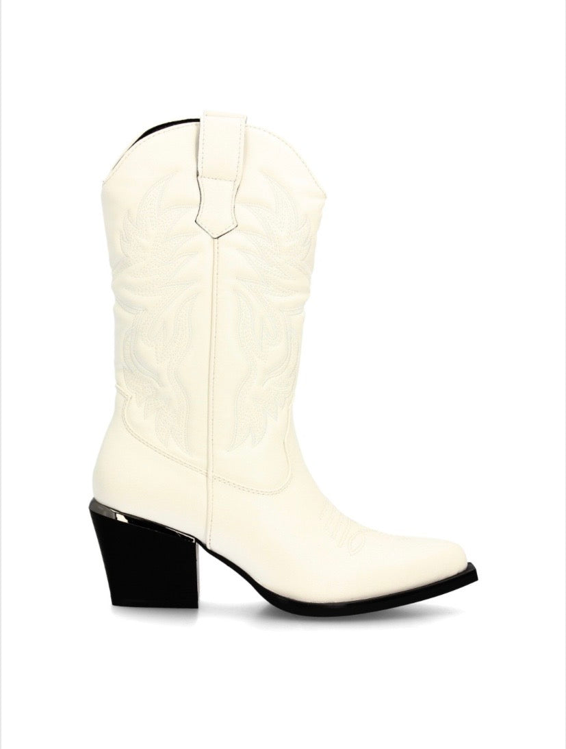 BOTAS COWBOY TACÓN Disponibles en 2 colores.