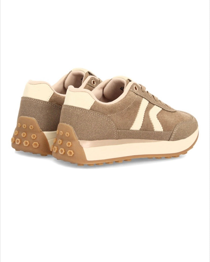 ZAPATILLAS RETRO Disponibles en 2 colores.