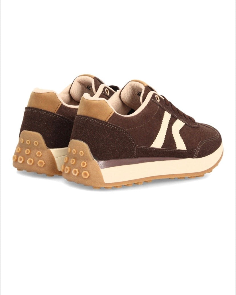ZAPATILLAS RETRO Disponibles en 2 colores.