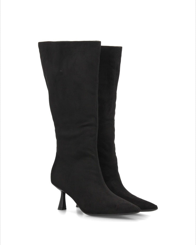 BOTAS ALTAS PUNTA    Disponible en 2 colores.