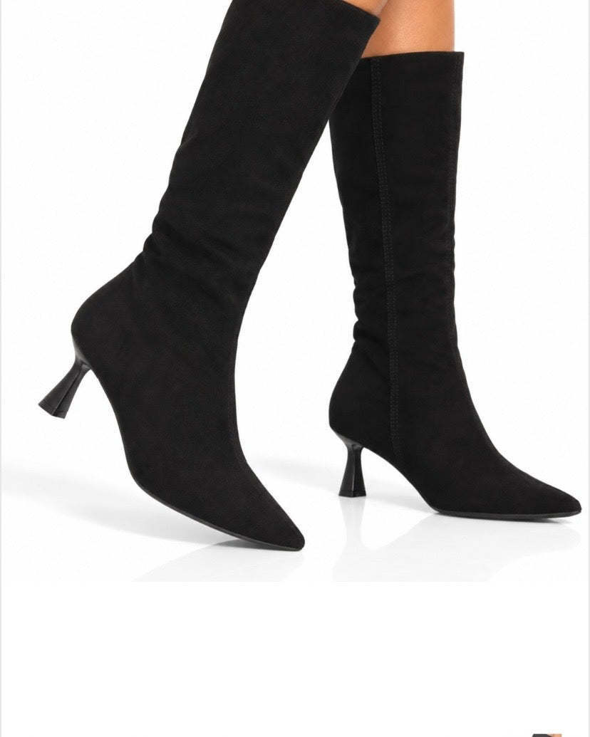 BOTAS ALTAS PUNTA    Disponible en 2 colores.