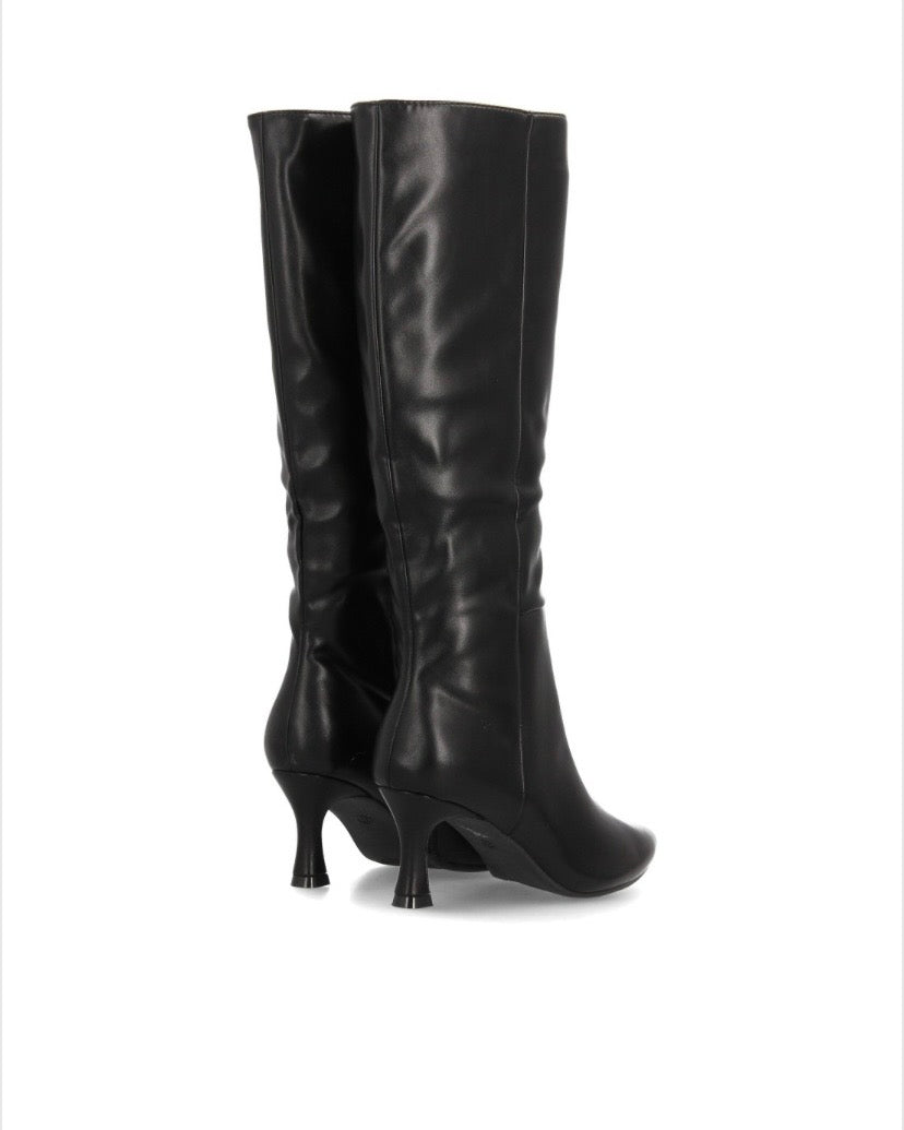 BOTAS TACÓN FINO Disponibles en 2 colores.