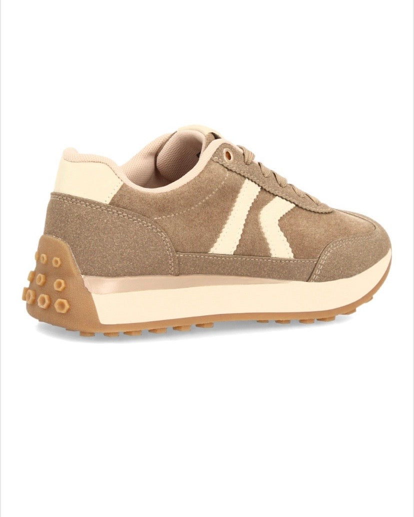 ZAPATILLAS RETRO Disponibles en 2 colores.