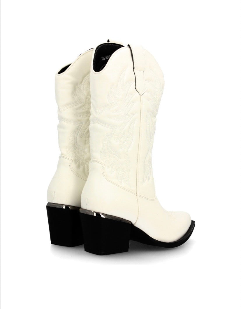 BOTAS COWBOY TACÓN Disponibles en 2 colores.