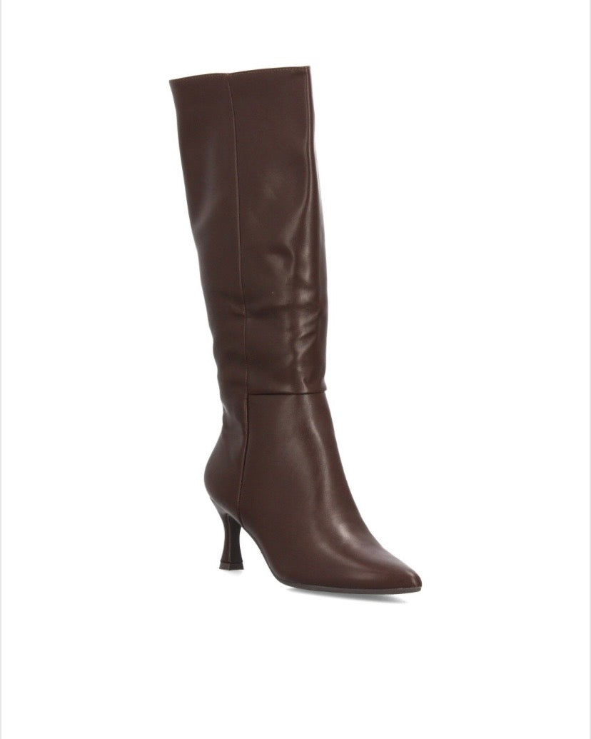 BOTAS TACÓN FINO Disponibles en 2 colores.